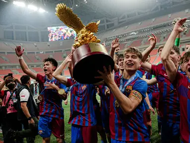 Para pemain Barcelona U-18 melakukan selebrasi usai menjadi juara International Youth Championship (IYC) 2021 di Jakarta International Stadium (JIS), Jakarta, Selasa (19/4/2022). Barcelona U-18 juara IYC 2021 usai menang atas Altetico Madrid U-18. (Liputan6.com/Faizal Fanani)