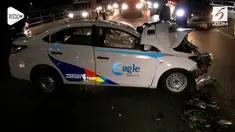 Sebuah Taksi ringsek menabrak pembatas jalan tol dalam kota. Kecelakaan tunggal ini terjadi karena kendaraan di depannya mengerem mendadak
