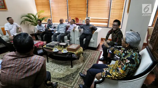 Komedian Sambangi Kantor Kementerian Luar Negeri