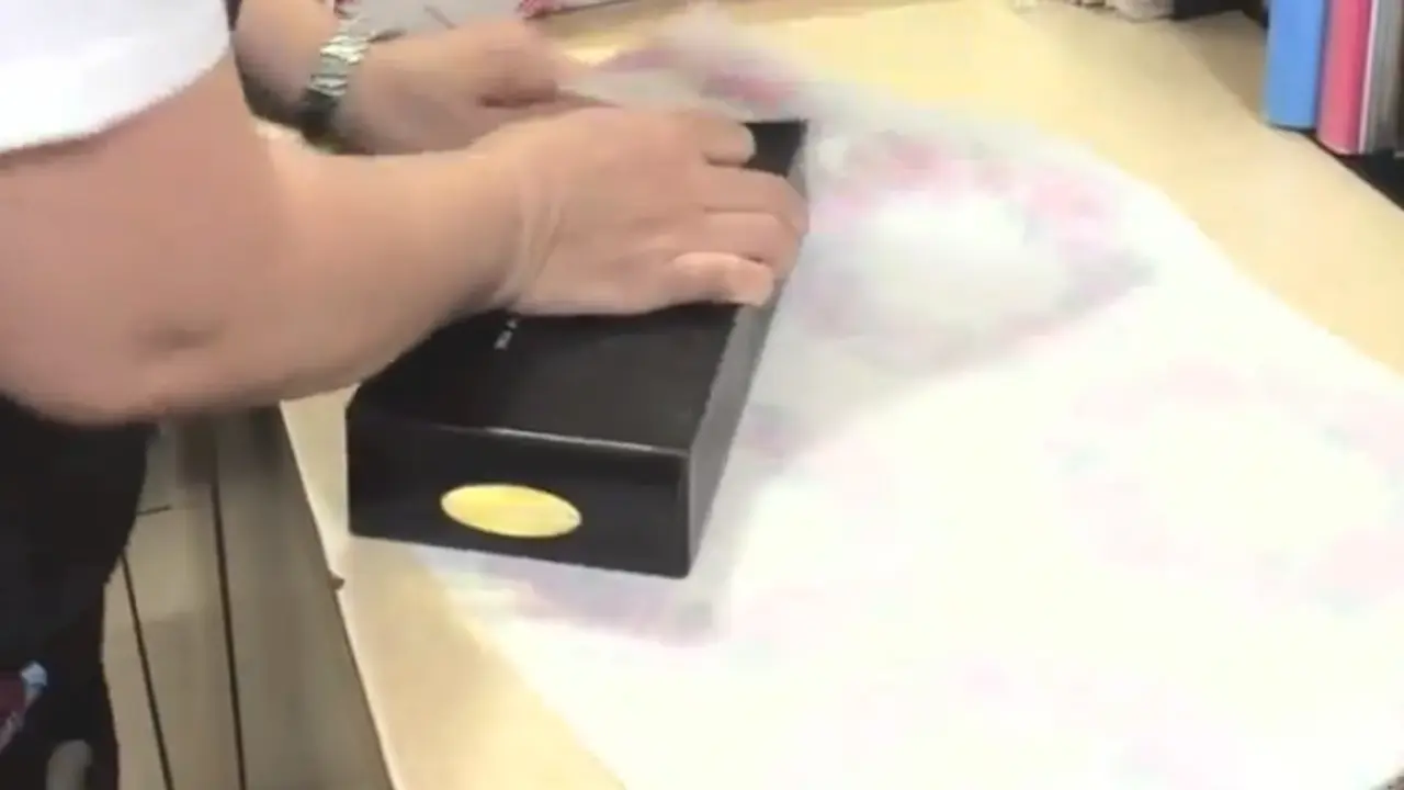 Membungkus kado dengan mudah. (Youtube)