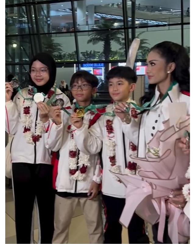 Kerja keras 4 tahun terbayarkan, 6 potret Krisdayanti pulang dari Tiongkok bawa perak kejuaraan wushu