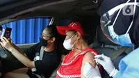 Layanan Vaksinasi COVID-19 Drive Thru Lansia, Kemenkes: Inovasi Bagus