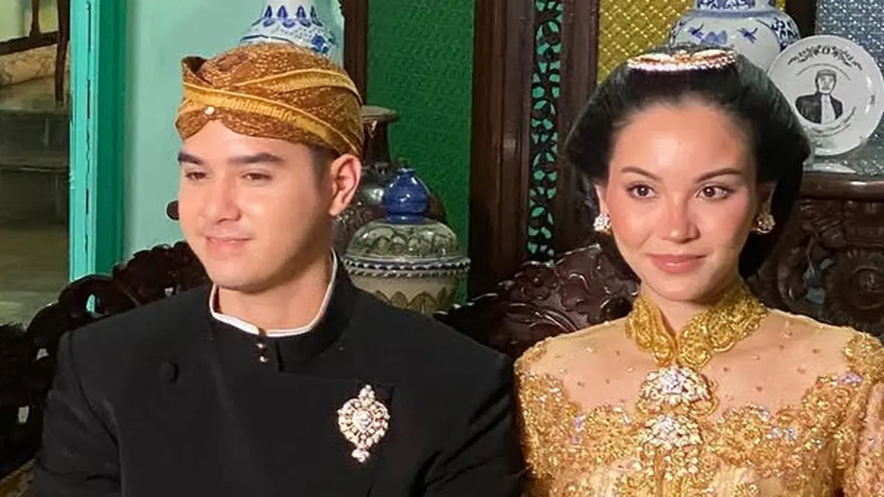 Alyssa Daguise Kenakan Kebaya Gold dan Sanggul Klasik Jawa