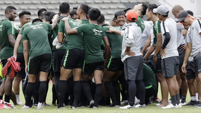 Para pemain Timnas Indonesia U-22 berkumpul usai latihan. (Bola.com/Yoppy Renato)