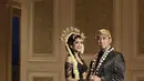 Di tahun 2017, Fanny Ghassani mengadakan ngunduh mantu. Ia dan suami tampil dengan pakaian adat Jawa serba hitam. [@fannyghassani]