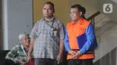 Bupati nonaktif Bengkayang, Suryadman Gidot meninggalkan gedung KPK usai menjalani pemeriksaan di Jakarta, Selasa (31/12/2019). Berkas perkara Tersangka kasus dugaan suap proyek pekerjaan di Pemkab Bengkayang, Suryadman Gidot telah lengkap (P21) dan siap untuk disidangkan. (merdeka.com/Dwi Narwoko)