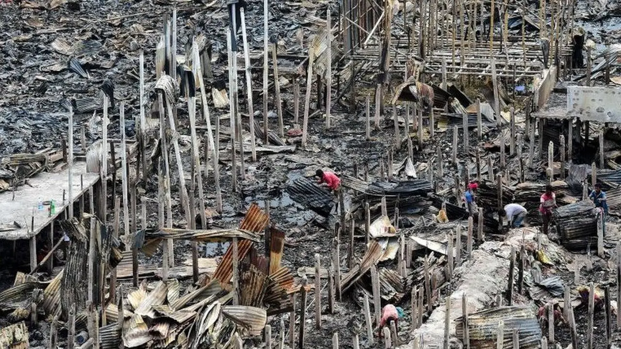 Kebakaran di Dhaka, Bangladesh pada Jumat 16 Agustus 2019 (AFP PHOTO)
