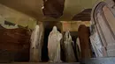Gambar pada 30 Agustus 2018 menujukkan patung-patung serupa hantu yang ditampilkan di Gereja St George, Lukova, Republik Ceko. Sosok-sosok misterius berkerudung putih itu merupakan instalasi seni buatan mahasiswa seni, Jakub Hadrava. (AP/Petr David Josek)