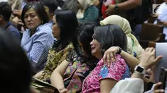 Kerabat mantan Dirut Pertamina Karen Agustiawan mengis saat mengikuti sidang pembacaan tuntutan di Pengadilan Tipikor, Jakarta, Senin(10/6/2019). Karen divonis 8 tahun penjara dan denda Rp 1 miliar subsider 4 bulan penjara atas korupsi investasi blok BMG di Australia. (Liputan6.com/Herman Zakharia)