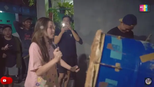 7 Potret Ayu Ting Ting Ikut Keliling Kampung Bangunkan Orang Sahur, Seru Banget