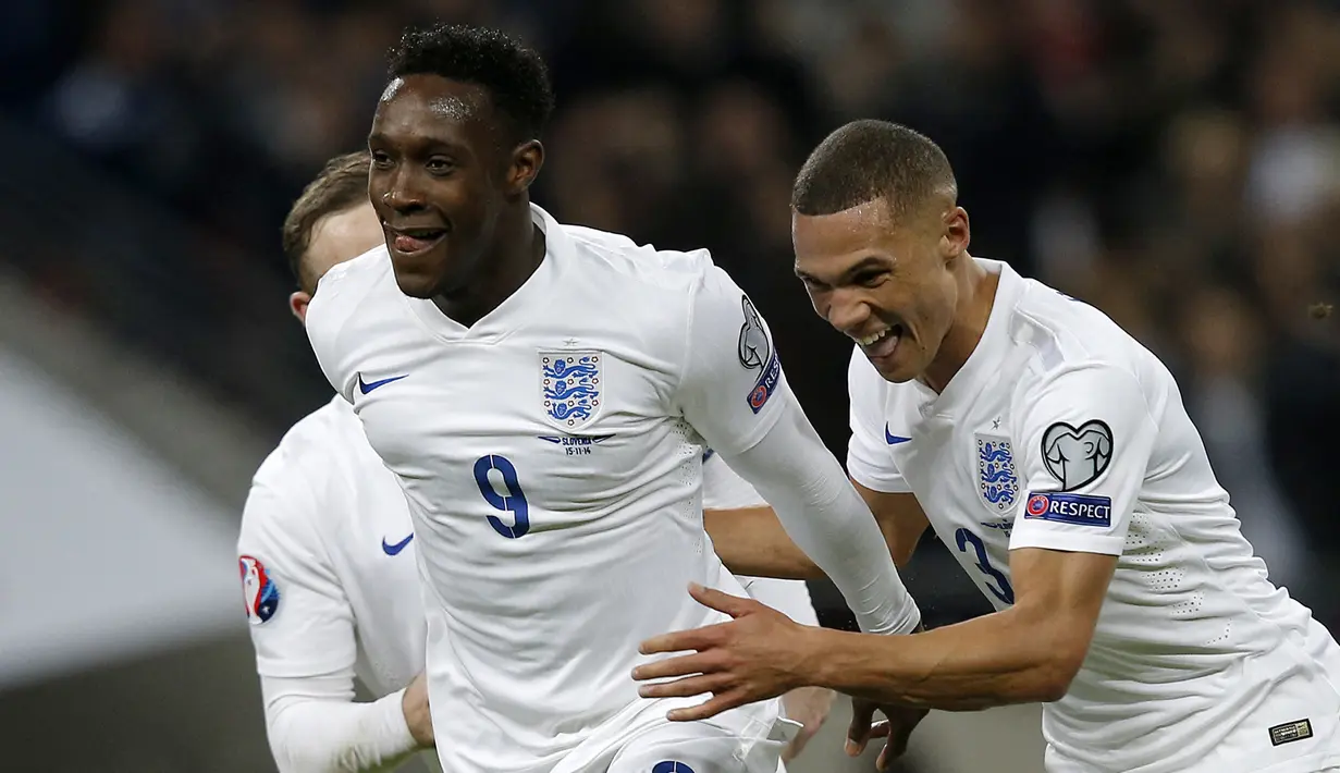 Selebrasi striker Timnas Inggris, Danny Welbeck (kiri) setelah menjebol gawang Slovenia pada laga Grup E Kualifikasi Euro 2016 di Wembley Stadium, London (15/11/2014). Danny Welbeck yang tak terpilih dalam skuad Timnas Inggris untuk Kualifikasi Euro 2024 hingga kini telah mencetak total 16 gol dari 42 laga bersama Three Lions sejak melakukan debut pada 29 Maret 2011. Gol terakhirnya dibuat saat Inggris menang 2-0 atas Kosta Rika pada laga uji coba menjelang Piala Dunia 2018 (7/6/2018). (AFP/Adrian Dennis)