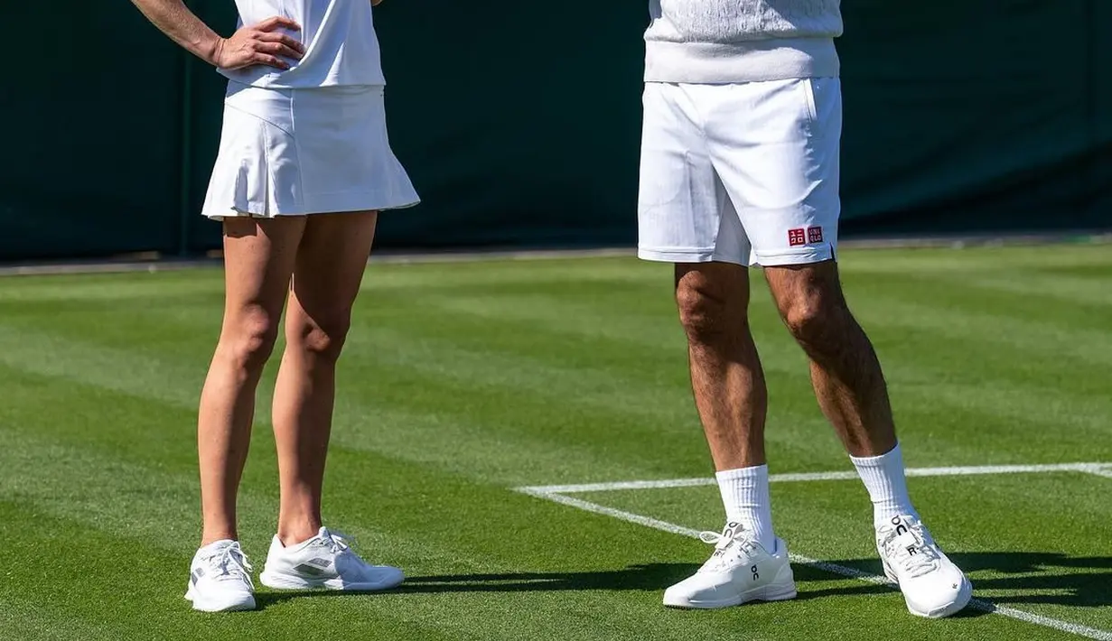 Gaya sporty Kate Middleton dalam balutan outfit tenis. Ia mengenakan atasan tanpa lengan berkerah berwarna putih dan rok tenis, serta sneakersnya yang semuanya berwarna putih. [Foto: Instagram/princeandprincessofwales]