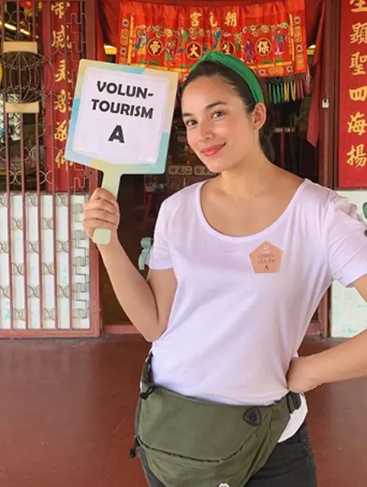 Meski terpapar terik matahari dan keringatan, Chelsea Islan tetap sukses merebut hati para kaum adam. (Liputan6.com/IG/chelseaislan)