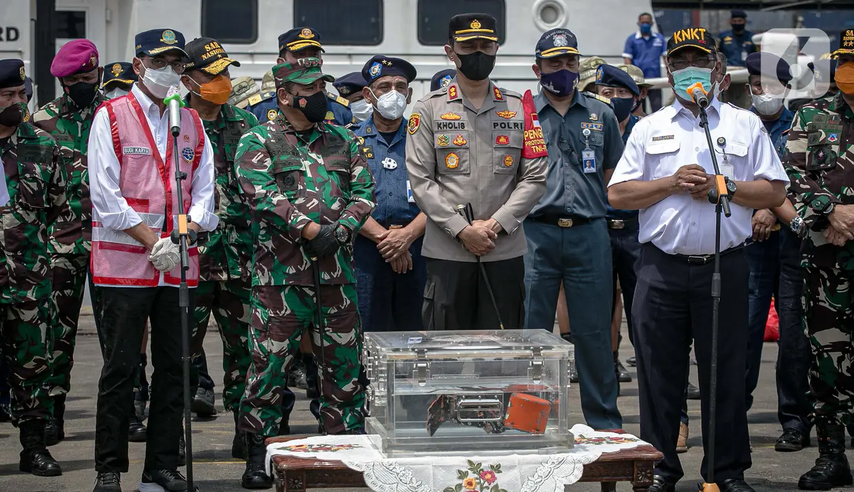 Menteri Perhubungan Budi Karya Sumadi didampingi Ketua KNKT Soerjanto Tjahjono dan sejumlah pejabat menyampaikan press statement tentang penemuan Cockpit Voice Recorder atau CVR pesawat Sriwijaya Air SJ-182  di kawasan Dermaga JICT 2, Jakarta Utara, Rabu (31/3/2021). (Liputan6.com/Faizal Fanani)
