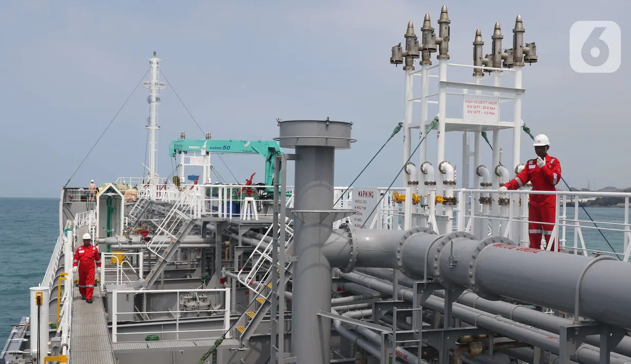 Petugas mengecek kesiapan kapal chemical tanker MT Sinar Morotai milik Samudera Indonesia di perairan Merak Banten, Kamis (5/12/2019). Salah satu armada berjenis chemical tanker ini bermuatan 4.500 KL untuk memenuhi asas cabotage dan transportasi logistik di Indonesia. (Liputan6.com/Angga Yuniar)