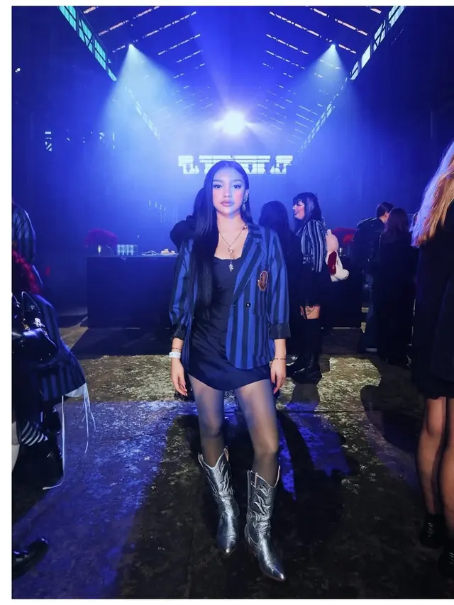 5 Busana Ikonik Naura Ayu saat Hadiri Wednesday's Doom Tour di Sydney