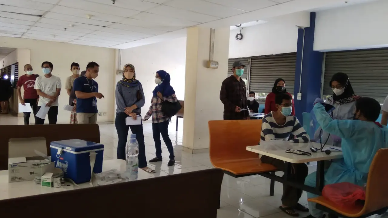 Gebyar Vaksin Pfizer dan Sinovac Diserbu Penghuni Apartemen di Bekasi