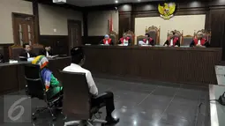 Terdakwa kasus suap proyek pembangkit listrik di Kabupaten Deiyai, Papua, Dewie Yasin Limpo dan beserta staf ahlinya, Bambang Wahyuhadi menjalani sidang pembacaan putusan di Pengadilan Tipikor, Jakarta, Senin (13/6). (Liputan6.com/Helmi Afandi)