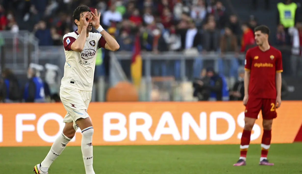 Pemain Salernitana Ivan Radovanovic merayakan golnya ke gawang AS Roma pada pertandingan sepak bola Serie A di Olympic Stadium, Roma, Italia, 10 April 2022. AS Roma menang dramatis 2-1. (Alfredo Falcone/LaPresse via AP)