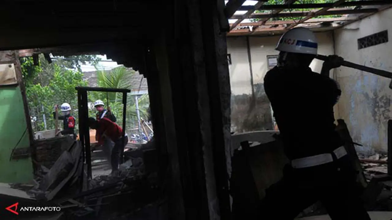 bongkar-stasiun130519b.jpg