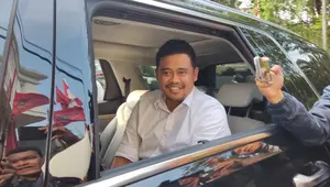 Bobby Nasution mendatangi Kantor PDIP, Senin (6/11/2023). (Merdeka.com/ Ahda Baihaqi)