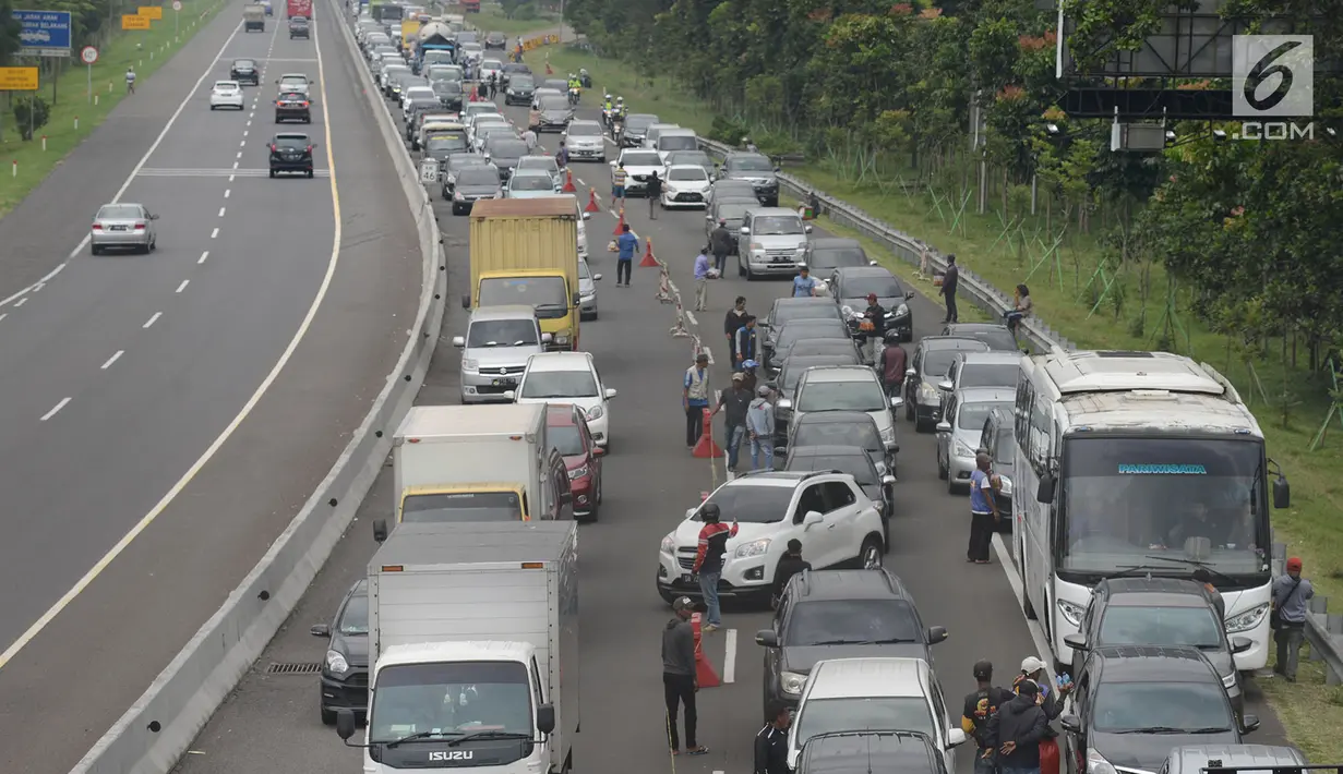 Antrean kendaraan saat hendak keluar tol Jagorawi menuju jalur Puncak di Bogor, Jawa Barat, Sabtu (22/12). Kawasan Puncak menjadi salah satu destinasi wisata, tak terkecuali saat libur panjang Natal yang dimulai hari ini. (Merdeka.com/Imam Buhori)