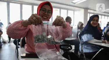 Warga menunggu antrean untuk menukarkan uang logam saat Festival Rupiah Berdaulat Indonesia (FERBI) 2024 di Istora, Kompleks Gelora Bung Karno, Senayan Jakarta, Minggu (18/8/2024). (Liputan6.com/Angga Yuniar)