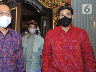 Gubernur Bali Wayan Koster (kiri) dan Wakil Ketua Umum Bidang Organisasi, Keanggotaan dan Pemberdayaan Daerah Kadin, Anindya Bakrie (kanan) dan pengurun saat tiba di Rumah Jabatan Gubernur Bali di Denpasar, Jumat (12/3/2021). (Liputan6.com/HO/Alwi)