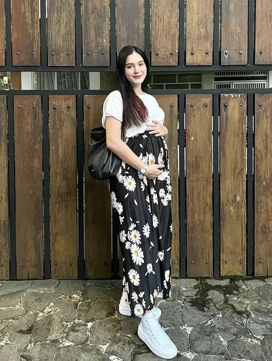 Potret Yasmine Ow Istri Aditya Zoni saat Hamil Besar  (Sumber: Instagram/yxsmine.ow)