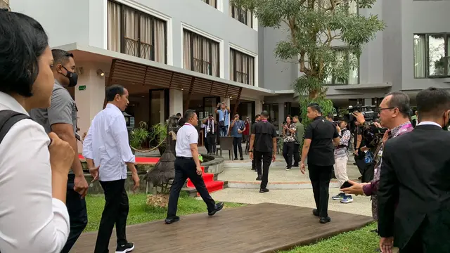 Presiden Joko Widodo (Jokowi) melakukan tinjauan mendadak ke media center KTT ke-42 ASEAN 2023 di Hotel Bintang Flores, Labuan Bajo, Nusa Tenggara Timur (NTT). (Liputan6/Benedikta Miranti)