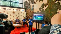Direktur Jenderal Penegakan Hukum Lingkungan Hidup dan Kehutanan KLHK Rasio Ridho Sani sedang memonitor beberapa perusahaan industri di kawasan Jabodetabek yang diduga menjadi penyebab pencemaran udara. (dok. Liputan6.com/Farel Gerald)