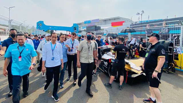 Presiden Jokowi usai menonton langsung balapan mobil listrik Formula E di Jakarta International E-Prix Circuit (JIEC), Ancol, Jakarta Utara, Sabtu (4/6/2022). (Foto: Biro Pers Sekretariat Presiden)
