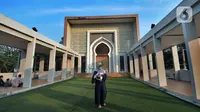 Seorang wanita menggendong bayi saat pelaksanaan salat Idul Adha 1442 H di Masjid Al-Madina Zona Madina, Parung, Bogor, Jawa Barat, Selasa (20/7/2021). Pelaksanaan salat Idul Adha dilakukan dengan menerapkan protokol kesehatan. (merdeka.com/Arie Basuki)