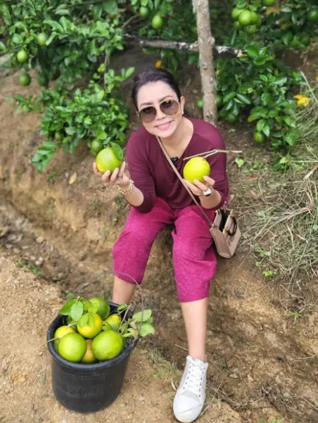5 Potret Mayangsari saat Berkebun Pakai Tas Mewah, Jadi Sorotan