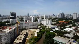 Suasana kota Jakarta dilihat dari lantai 15 Gedung Mina Bahari IV KPP, Rabu (26/10). 2015 silam, Indonesia berhasil melakukan penyelesaian 9 gedung dan menempati posisi kedua negara dengan penyelesaian gedung terbanyak. (Liputan6.com/Helmi Fithriansyah)