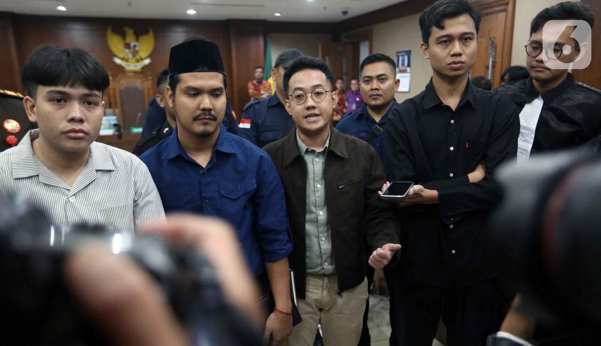 Delpedro Marhaen (tengah) bersama rekan-rekannya memberi keterangan usai sidang lanjutan dugaan penghasutan kerusuhan pada Agustus 2025 di Pengadilan Negeri Jakarta Pusat, Kamis (8/1/2026). (Liputan6.com/Helmi Fithriansyah)