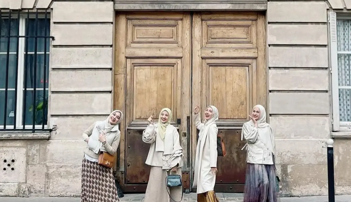 Ratna Galih memilih mengenakan coat panjang warna putih dipadukan inner manset panjang dan rok plisket coklatnya. Nina mengenakan atasan lengan panjang berbordir dan rok berbahan organza keunguan. [@ninazatulini22]