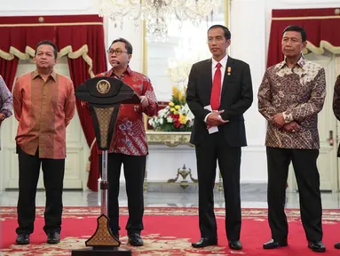 Ketum PAN Zulkifli Hasan (ketiga kiri) bersama Presiden Jokowi dan Ketum Hanura Wiranto memberi keterangan di Istana Negara, Jakarta, Rabu (2/9/2015). PAN menyatakan resmi bergabung dengan koalisi partai pendukung pemerintah. (Liputan6.com/Faizal Fanani)