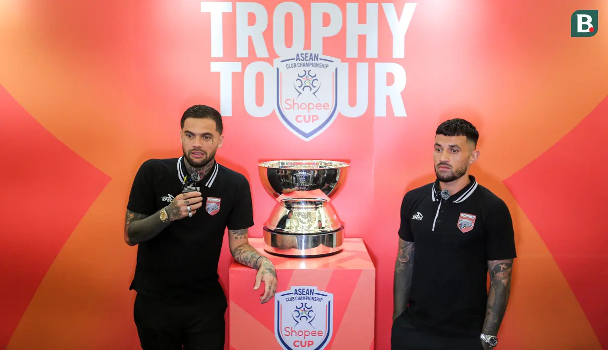 <p>Pemain Borneo FC, Diego Michiels (kiri) dan Stefano Lilipaly memberikan tanggapan di depan media dalam acara Trophy Tour ASEAN Club Championship Shopee Cup 2024 di LOTTE Shopping Avenue, Event Atrium, Jakarta Selatan pada Sabtu (07/09/2024). (Bola.com/Bagaskara Lazuardi)</p>