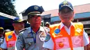 Menteri Perhubungan Ignasius Jonan tiba di Terminal Kampung Rambutan, Jakarta, Senin (23/3/2015). Jonan melakukan uji kelayakan terhadap bus Antar Kota Antar Provinsi (AKAP). (Liputan6.com/Yoppy Renato)