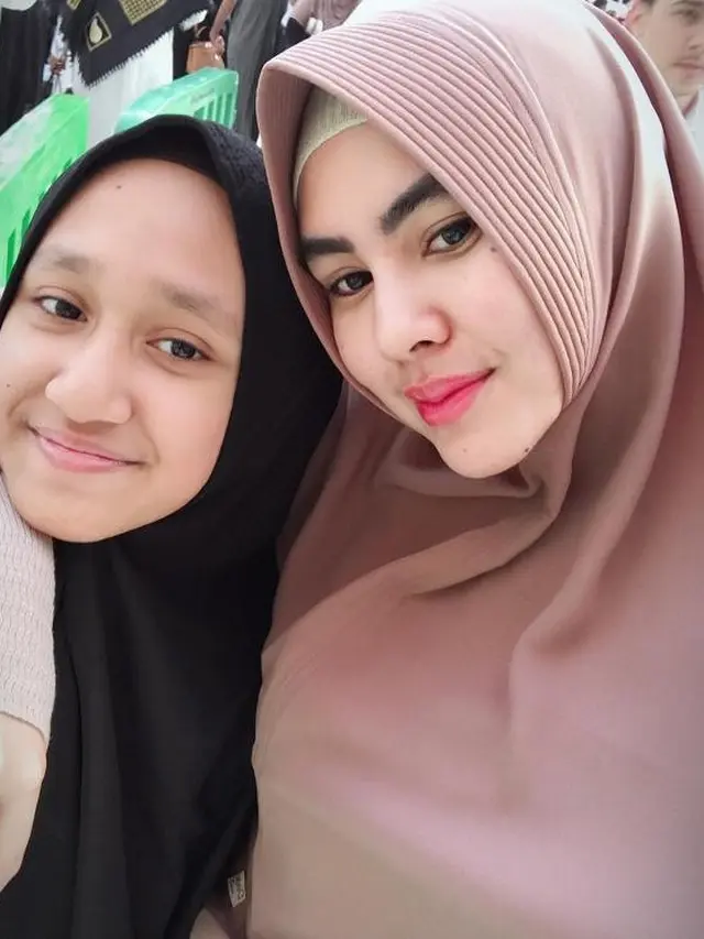 Potret Kedekatan 6 Putri Seleb Bersama Ibu Sambungnya, Penuh Kasih
