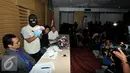 Penyidik menunjukkan barang bukti yang diperoleh dari OTT  saat memberikan keterangan pers di Gedung KPK, Jakarta, (17/9). Irman Gusman ditangkap bersama Direktur Utama CV SW, berinisial XSS dan istrinya yang berinisial MMI. (Liputan6.com/Johan Tallo)