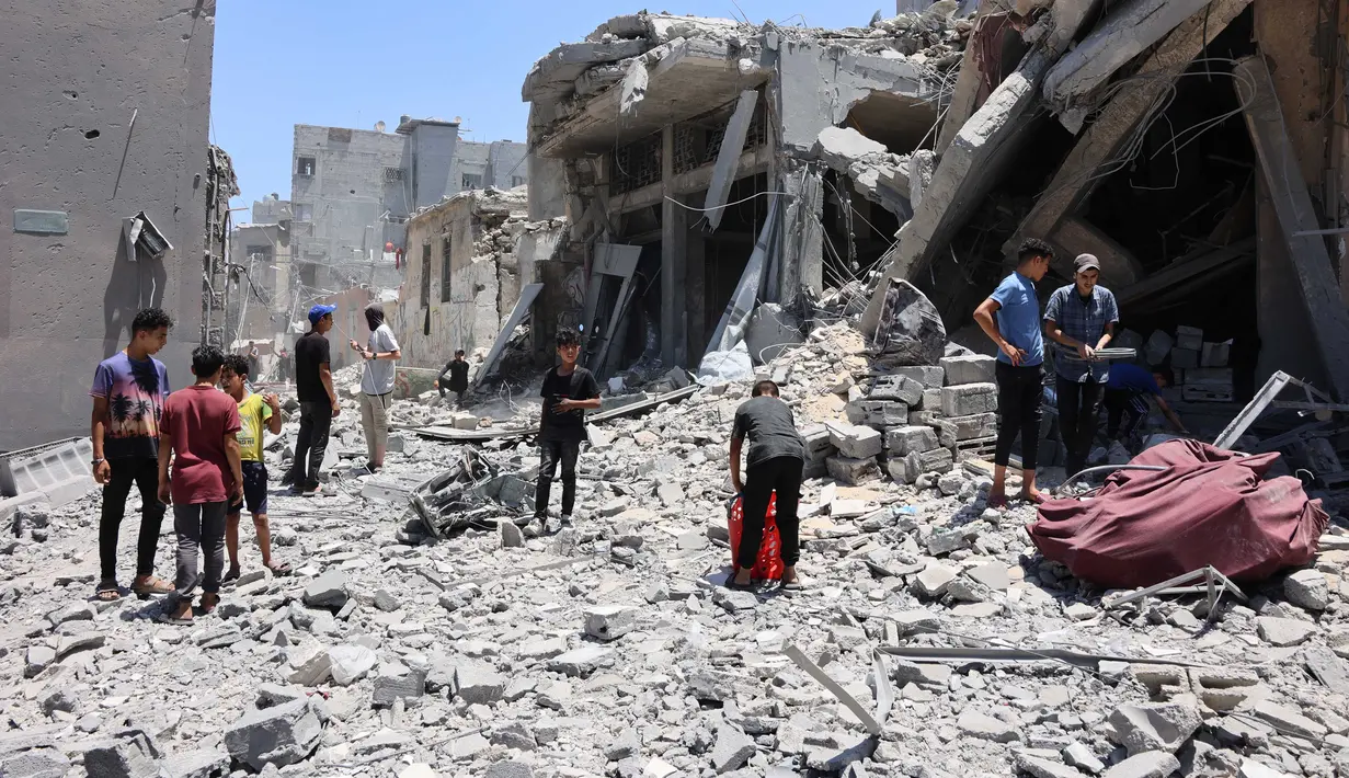 Sementara, lebih dari 137.887 orang lainnya terluka, sementara anak-anak dan perempuan menanggung beban penderitaan yang tidak proporsional. (Omar AL-QATTAA/AFP)