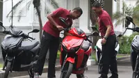 Paspampres mengecek motor Gesits di Halaman Istana Merdeka, Jakarta, Rabu (7/11). Motor Listrik Gesits ini akan hadir dengan mengusung mesin bertenaga listrik dengan daya motor sebesar 5 KW. (Liputan6.com/Angga Yuniar)