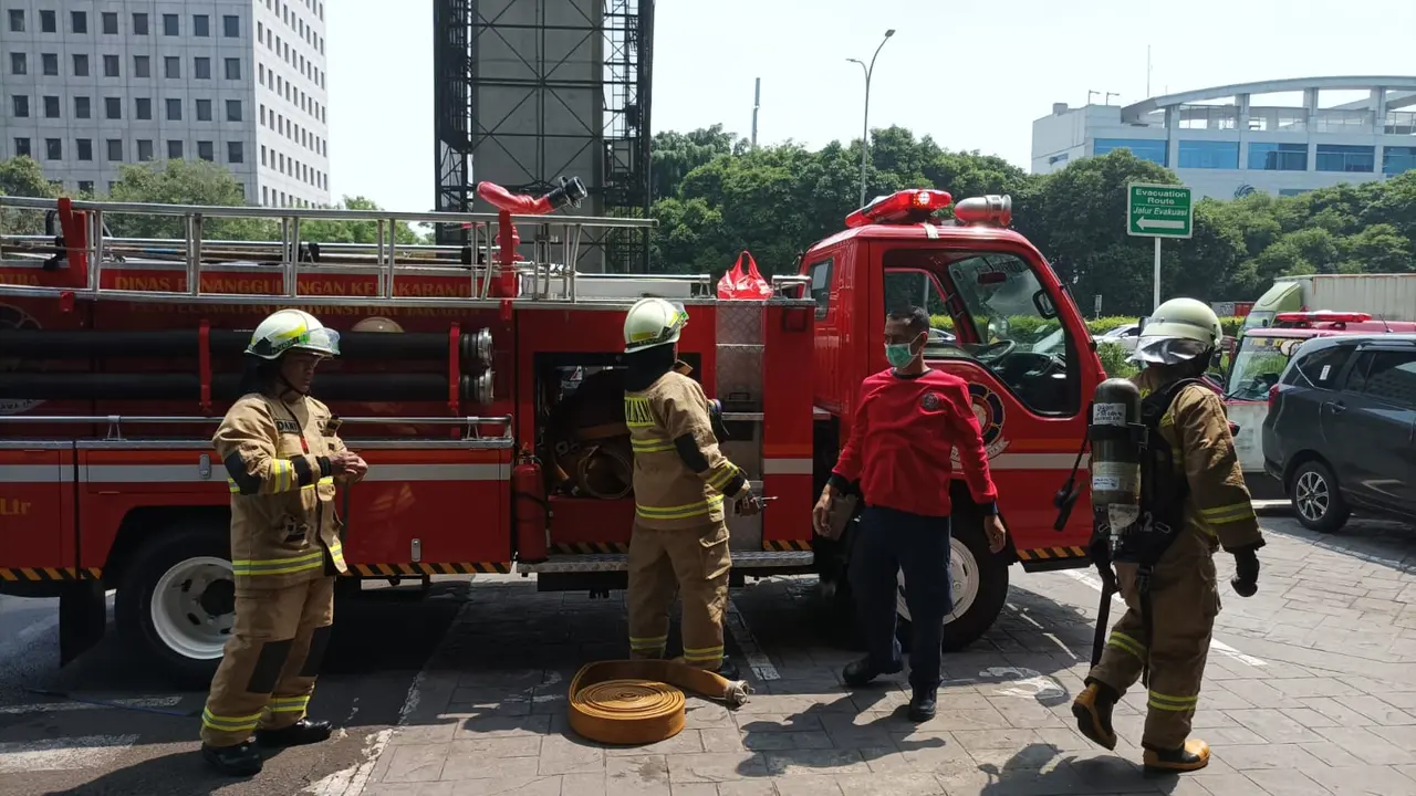 Suku Dinas Penanggulangan Kebakaran dan Penyelamatan Kota Administrasi Jakarta Selatan (Jaksel), lakukan Gladi Penanggulangan   Kebakaran dan Penyelematan pada Bangunan Menengah/Rendah dan Kawasan Pemukiman (Liputan6.com/Pramita Tristiawati)