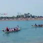 Presiden Joko Widodo saat mencoba canoe dayung saat memantau venue Asian Games di JSC Palembang. (Liputan6.com/Nefri Inge)