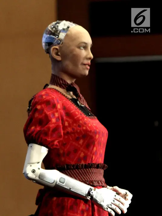 Robot Sophia berinteraksi dengan penonton dalam dialog internasional CSIS di Hotel Borobudur, Jakarta, Selasa (17/9/2019). Kehadiran Sophia untuk menunjukkan agar manusia tak takut pada robot yang memiliki Artificial Intellegence. (merdeka.com/Iqbal Nugroho)