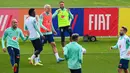 (Dari kiri) pemain timnas Brasil Fabinho, Vinicius Junior, Pedro, Neymar dan Everton Ribeiro (kanan) mengikuti sesi latihan persiapan menuju Piala Dunia 2022 di tempat latihan Continassa di Turin, Italia, Selasa (15/11/2022). Secara keseluruhan, skuat Brasil diisi para pesepak bola berkelas. (Vincenzo PINTO / AFP)