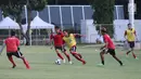 Pemain timnas Laos saat latihan resmi penyisihan sepak bola grup A Asian Games 2018 di Lapangan B, Kompleks GBK, Jakarta, Kamis (16/8). Laos akan menantang timnas Indonesia pada lanjutan penyisihan Grup A, Jumat (17/8). (Liputan6.com/Helmi Fithriansyah)