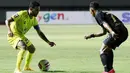 Penyerang Barito Putra, Rizky Pora (kiri), berusaha melewati pemain PSIS Semarang pada laga Piala Menpora 2021 di Stadion Manahan, Solo, Minggu (21/3/2021). Kedua tim bermain imbang 3-3. (Bola.com/M Iqbal Ichsan)